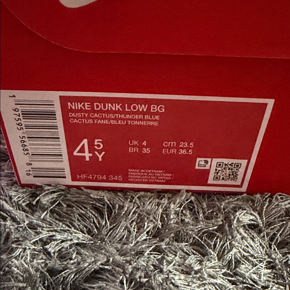 Nike Dunk Low in Light Blue and Navy - Picture 8 of 8